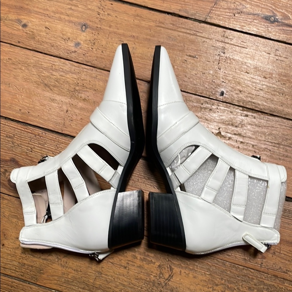 Super sassy White Women's Nine West western boot